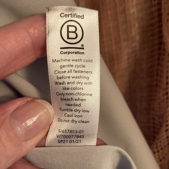 Top-Atheleta tailored long sleeveless light gray button down, office or beach - Picture 14 of 15